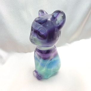 Fluorita multicolor figura de gato. Cristalljoia, 40 años. Centro de Barcelona y online.