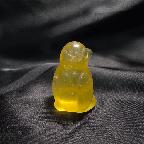 Fluorita amarela figura de pinguim de alegria luminosa