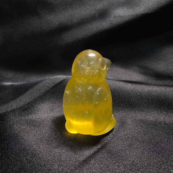 Fluorita amarela figura de pinguim de alegria luminosa