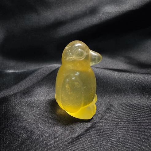 Fluorita amarela figura de pinguim de alegria luminosa