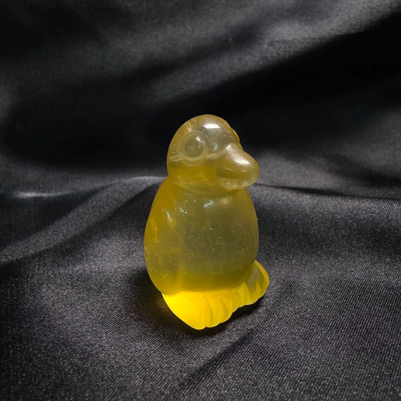 Fluorita amarela figura de pinguim de alegria luminosa