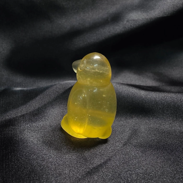 Fluorita groga figura de pingüí d’alegria lluminosa