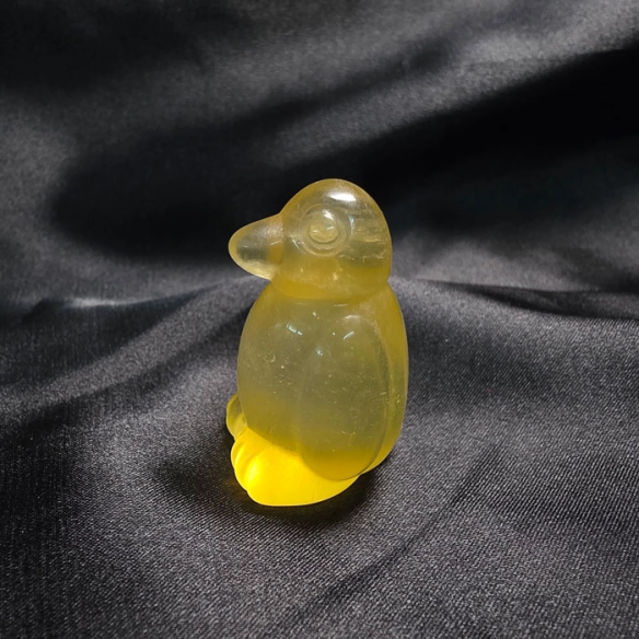 Fluorita groga figura de pingüí d’alegria lluminosa