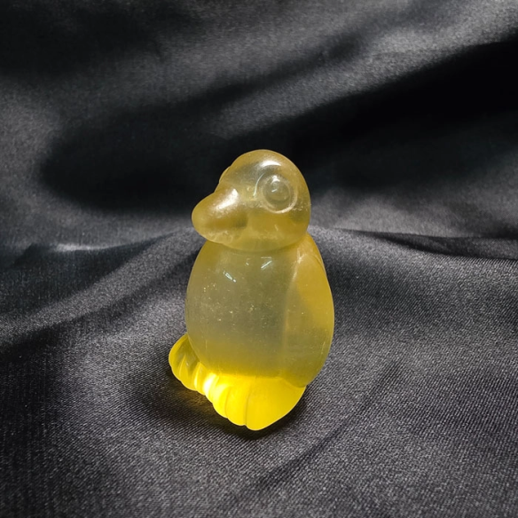 Fluorita groga figura de pingüí d’alegria lluminosa