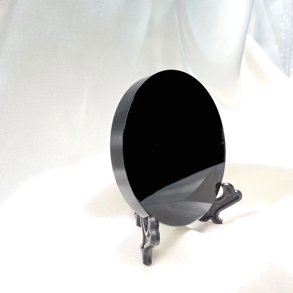 Espelho de obsidiana negra – disco de 5 cm. Reflexo vulcânico noturno