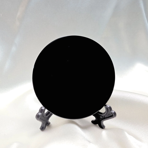 Espelho de obsidiana negra – disco de 5 cm. Reflexo vulcânico noturno