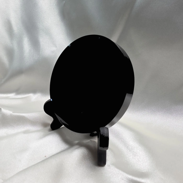 Espejo de obsidiana negra. Cristalljoia, 40 años de minerales. En el centro de Barcelona.