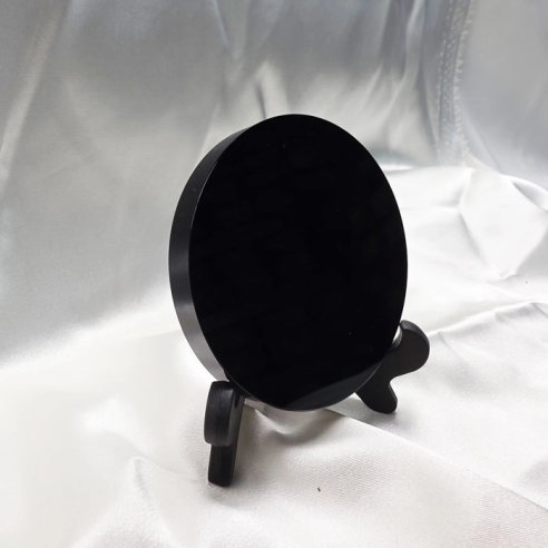 Espejo de obsidiana negra. Cristalljoia, 40 años de minerales. En el centro de Barcelona.