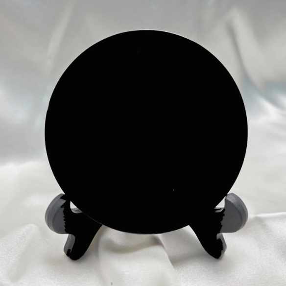 Espejo de obsidiana negra. Cristalljoia, 40 años de minerales. En el centro de Barcelona.