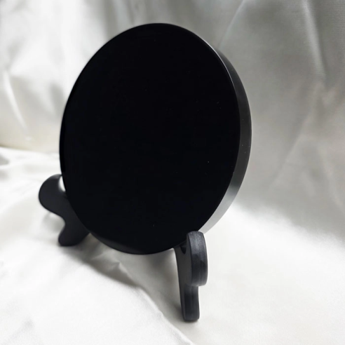 Espejo de obsidiana negra. Cristalljoia, 40 años de minerales. En el centro de Barcelona.