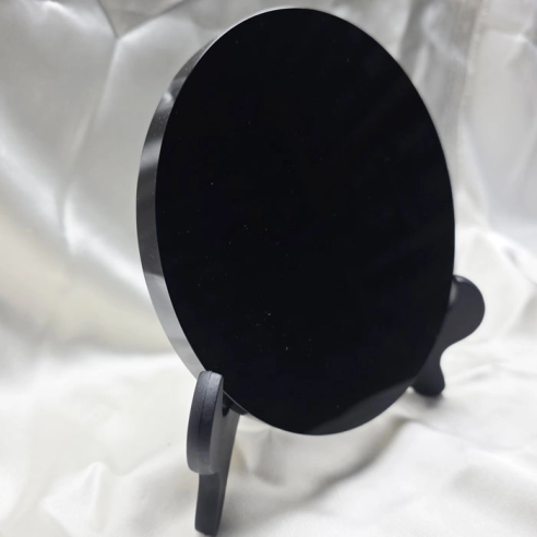 Espejo de obsidiana negra. Cristalljoia, 40 años de minerales. En el centro de Barcelona.