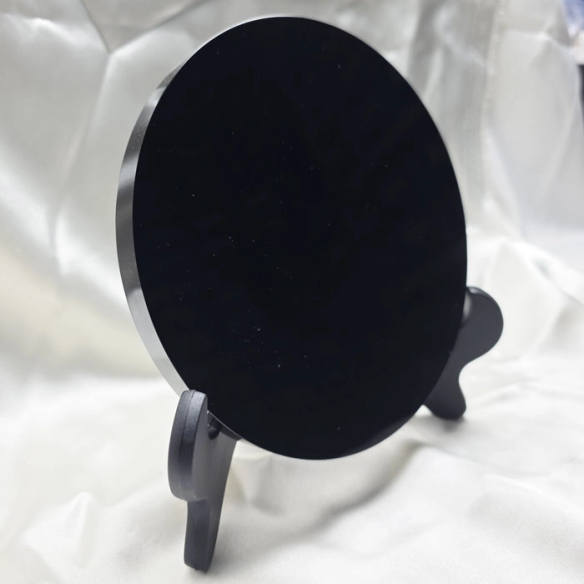 Espelho de obsidiana negra – disco de 15 cm. Reflexo vulcânico noturno
