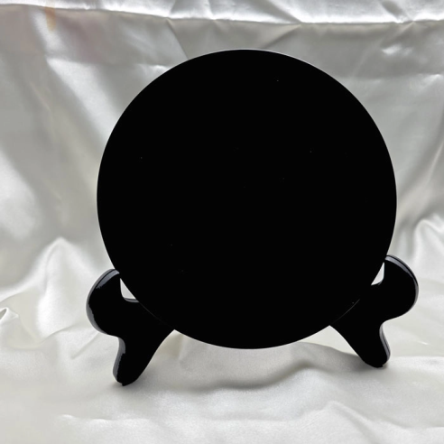 Espejo de obsidiana negra. Cristalljoia, 40 años de minerales. En el centro de Barcelona.