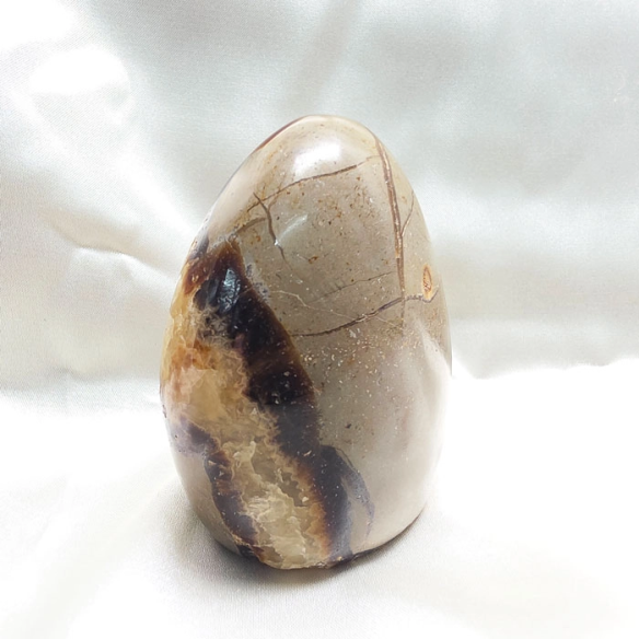 Septarian monolith. Cracks formed over time by the Earth