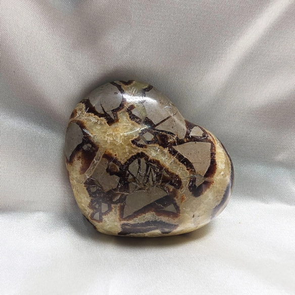 Septarian heart. Cracks formed over time by the Earth
