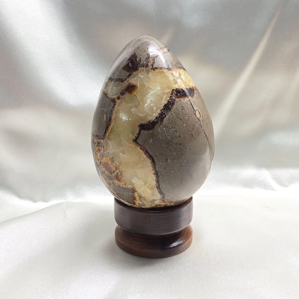 Septarian egg. Cracks formed over time by the Earth