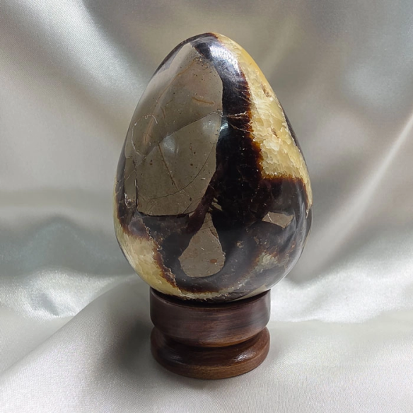 Septarian egg. Cracks formed over time by the Earth