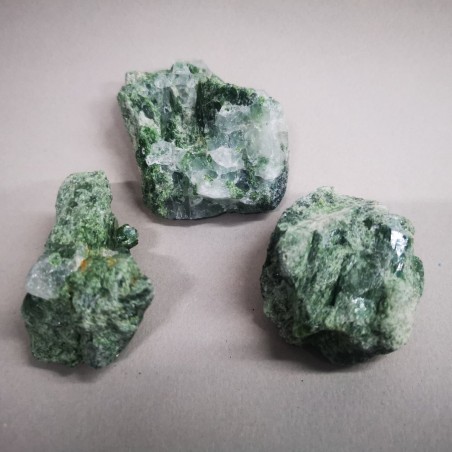 Cromodiopsido - mineral en bruto - brasil
