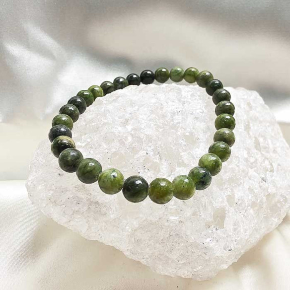 Jade Xiuyan brazalete bola lisa 6mm. Calidez y estabilidad.