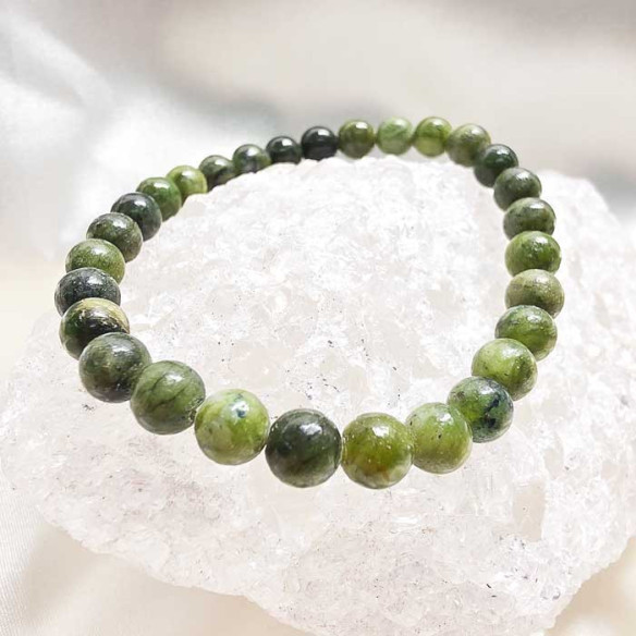 Jade Xiuyan brazalete bola lisa 6mm. Calidez y estabilidad.