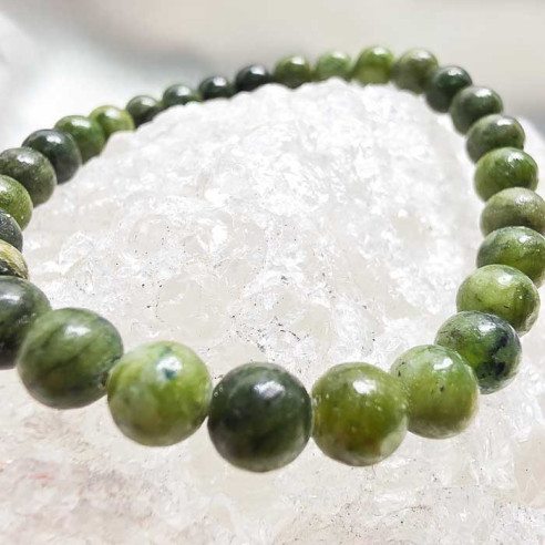 Jade Xiuyan brazalete bola lisa 6mm. Calidez y estabilidad.