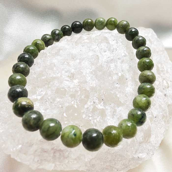 Jade Xiuyan brazalete bola lisa 6mm. Calidez y estabilidad.