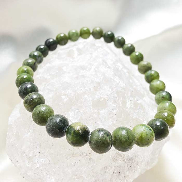 Jade Xiuyan brazalete bola lisa 6mm. Calidez y estabilidad.