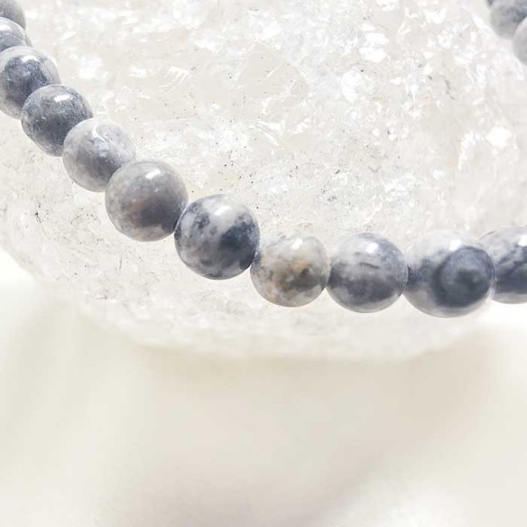 Ágata crazy gris brazalete bola lisa 4mm. Movimiento y brillo.
