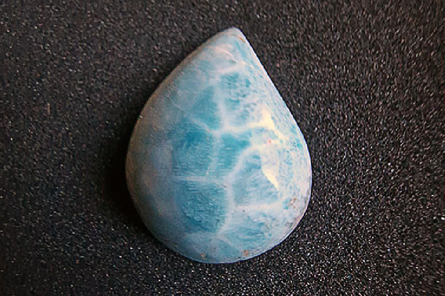 Cabochão de larimar em forma de gota da República Dominicana