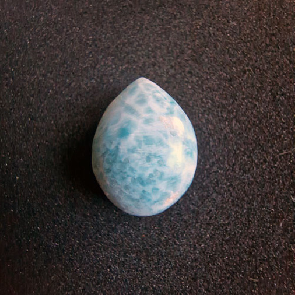 Caboixó de larimar amb forma de gota de la República Dominicana