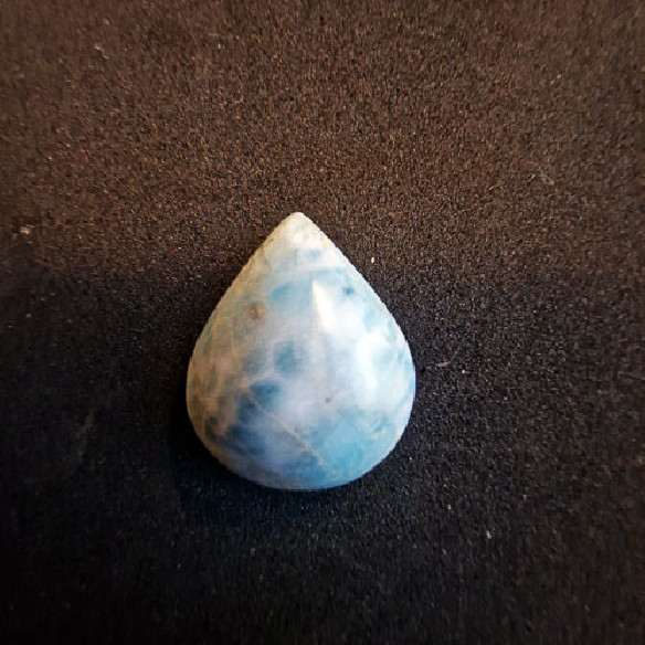 Cabochão de larimar em forma de gota da República Dominicana