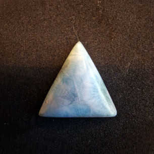 Cabochão de larimar em forma livre da República Dominicana
