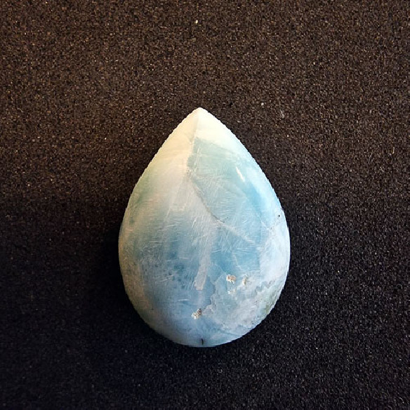 Caboixó de larimar amb forma de gota de la República Dominicana