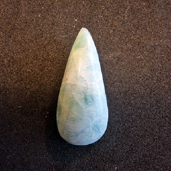 Caboixó de larimar amb forma de gota de la República Dominicana