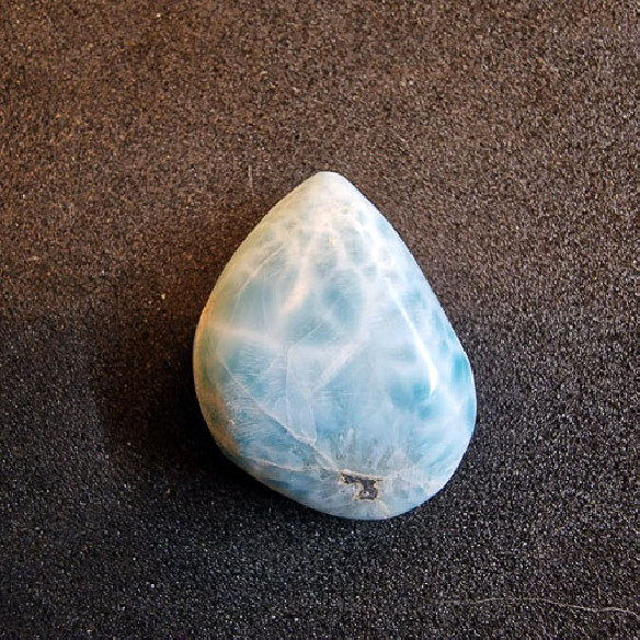 Caboixó de larimar amb forma lliure de la República Dominicana