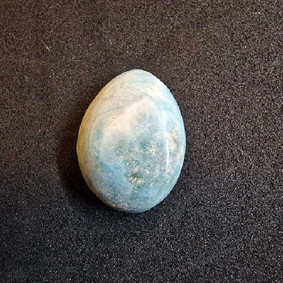 Caboixó de larimar amb forma de gota de la República Dominicana