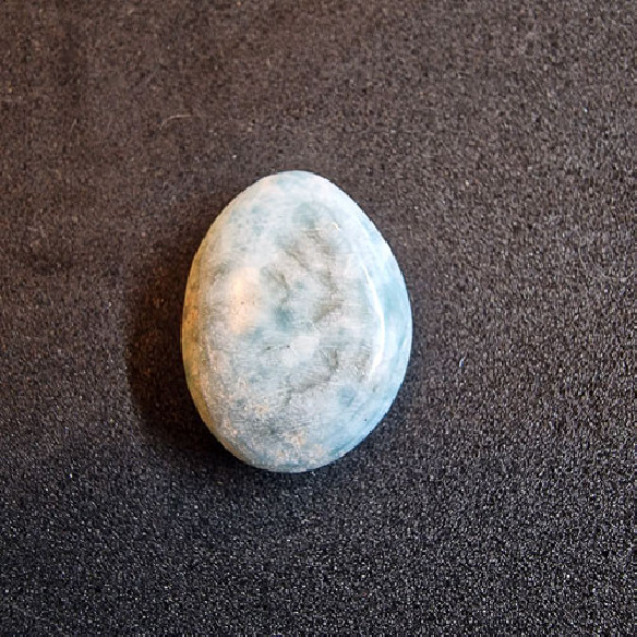 Cabochão de larimar em forma de gota da República Dominicana