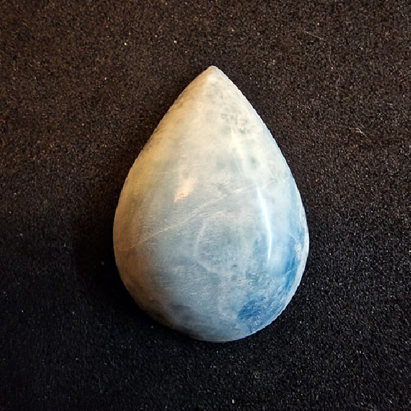 Caboixó de larimar amb forma de gota de la República Dominicana