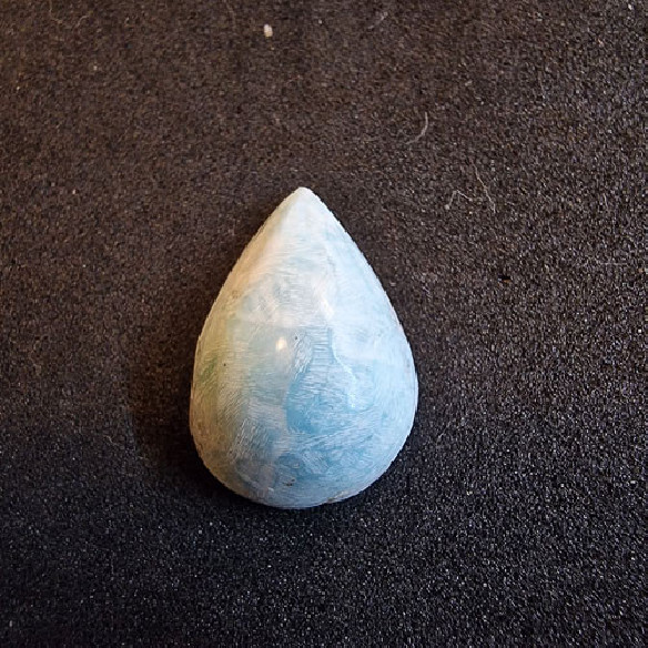 Caboixó de larimar amb forma de gota de la República Dominicana