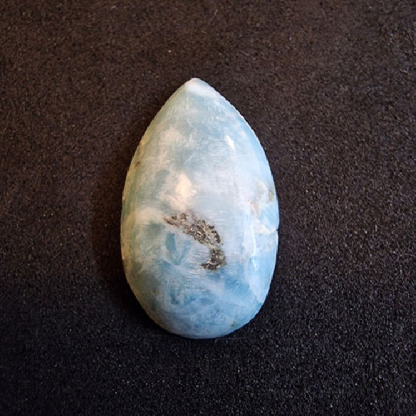 Cabochão de larimar em forma de gota da República Dominicana