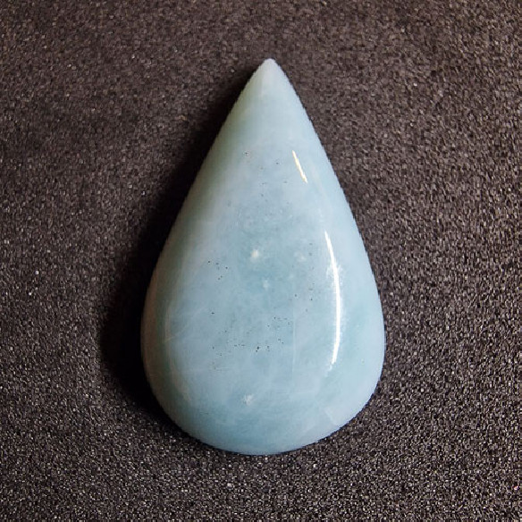 Caboixó de larimar amb forma de gota de la República Dominicana