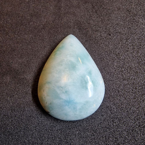 Caboixó de larimar amb forma de gota de la República Dominicana