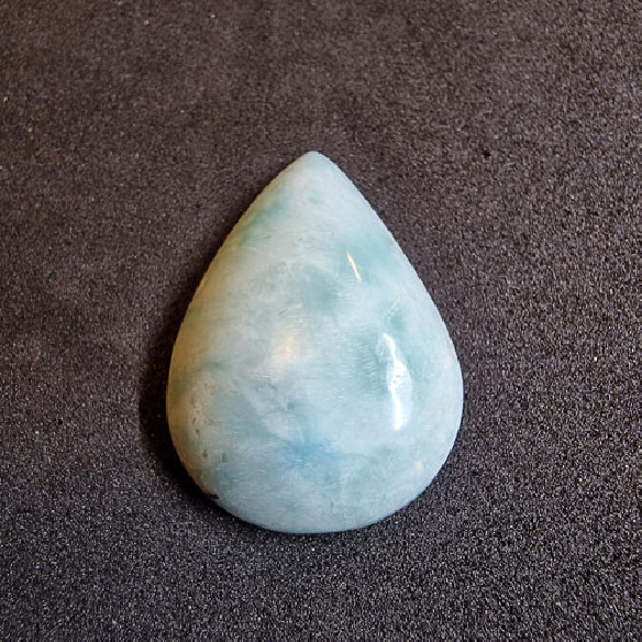 Caboixó de larimar amb forma de gota de la República Dominicana