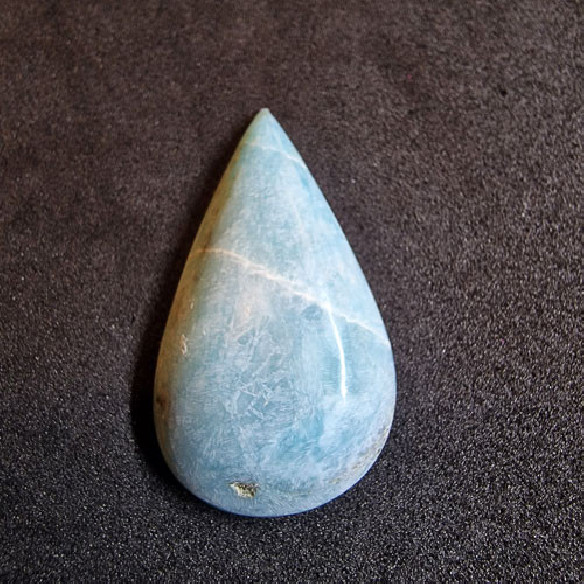 Caboixó de larimar amb forma de gota de la República Dominicana