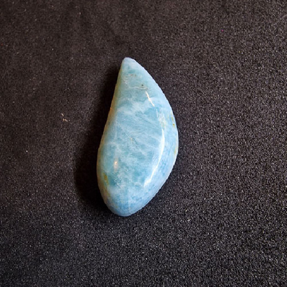Cabochão de larimar em forma livre da República Dominicana