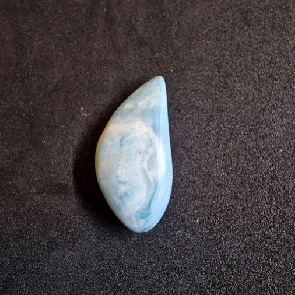 Caboixó de larimar amb forma lliure de la República Dominicana