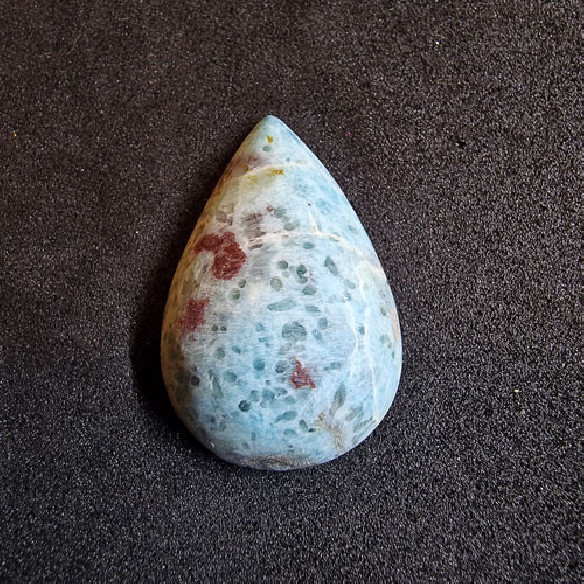 Cabochão de larimar em forma de gota da República Dominicana