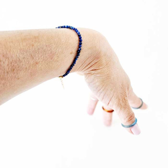Mini lapis lazuli bracelet combined with rings in mineral jewelry styling