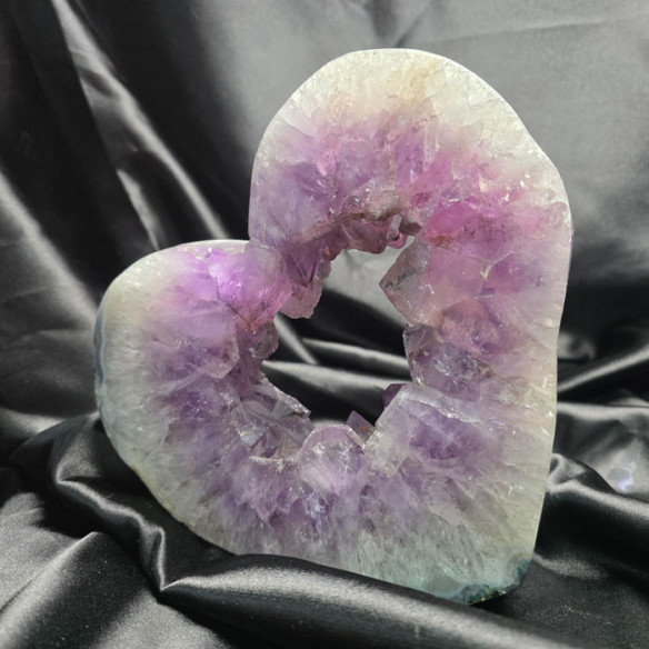 Amatista geoda en forma de corazón en Cristalljoia Barcelona y online, 40 años de minerales