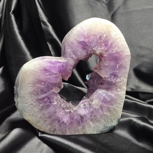 Amatista geoda en forma de corazón en Cristalljoia Barcelona y online, 40 años de minerales